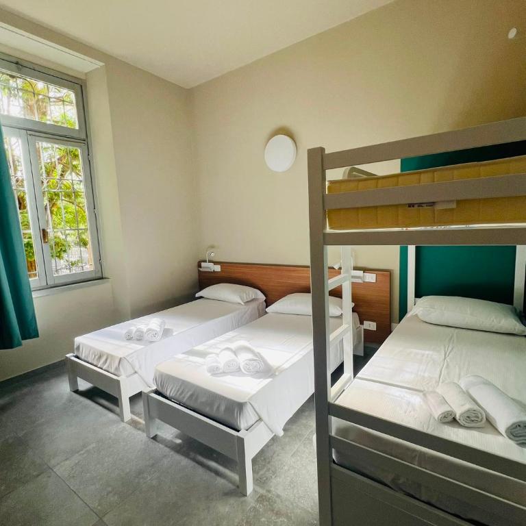 Carro Hostel - Monza Centro - Dormire bene Fare bene Scegli Bene! - Camera Familiare con Bagno Privato - 2