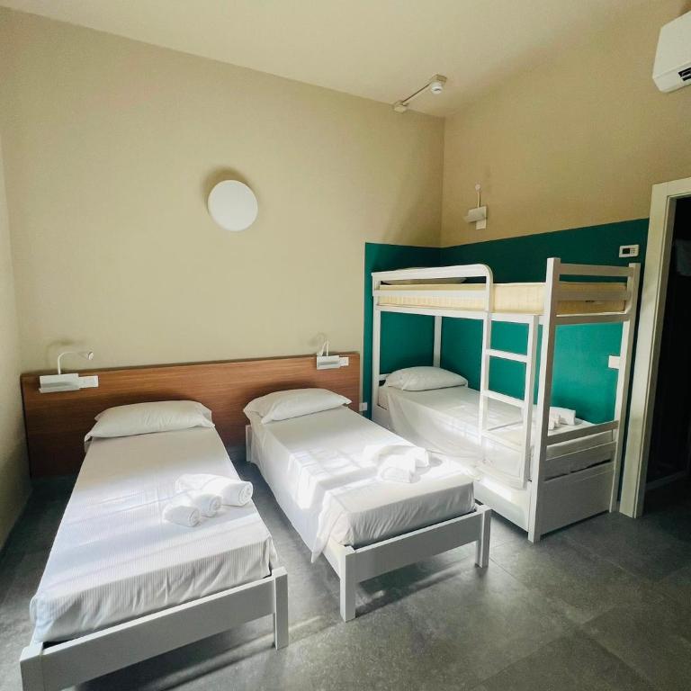 Carro Hostel - Monza Centro - Dormire bene Fare bene Scegli Bene! - Camera Familiare con Bagno Privato - 3