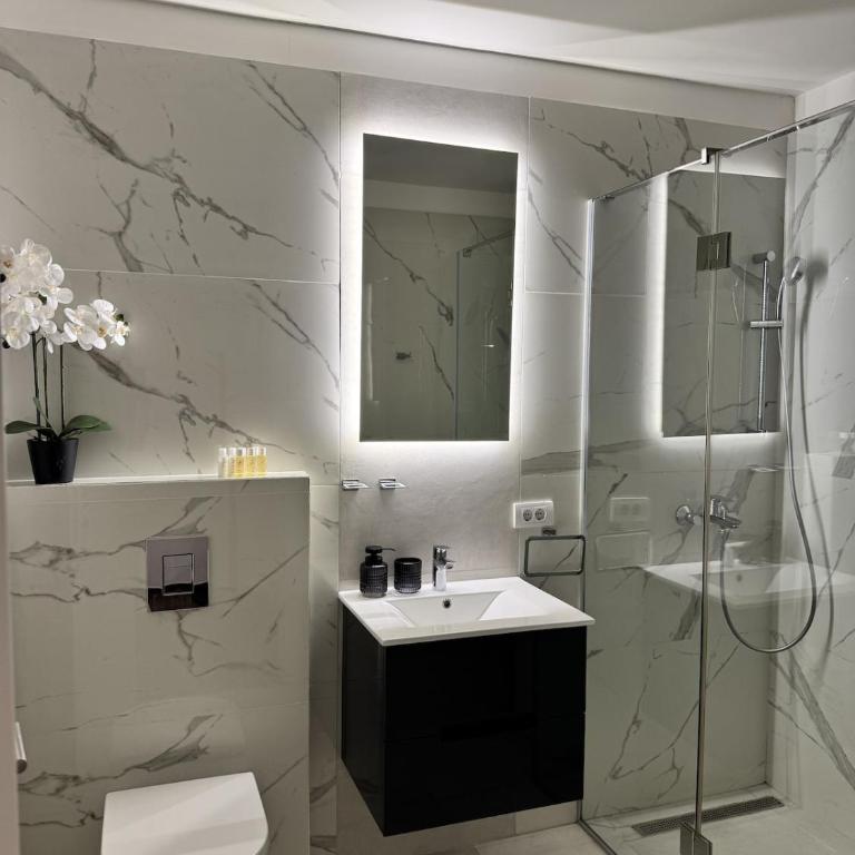 27 in Belgrade - Breakfast at Izlog - Three-Bedroom Apartment - 17