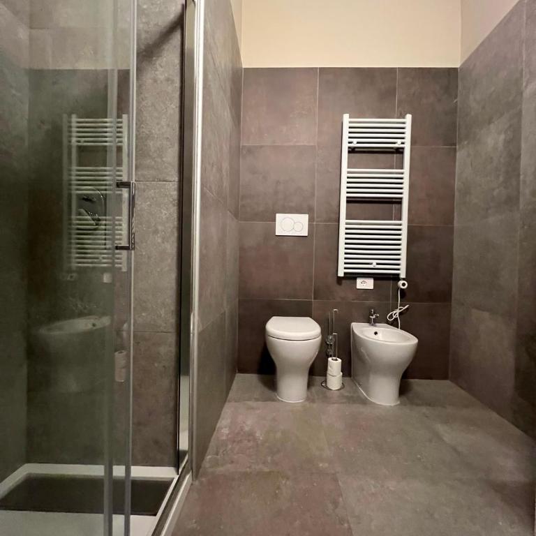 Carro Hostel - Monza Centro - Dormire bene Fare bene Scegli Bene! - Camera Familiare con Bagno Privato - 4