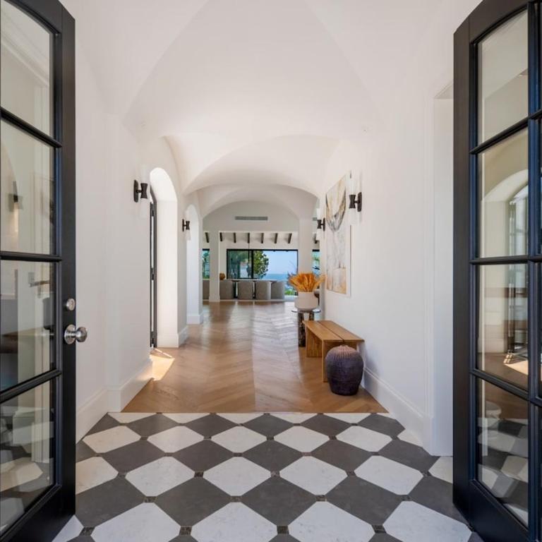 Luxury Villa, Gym, Sea Views & private pool - Villa - 84