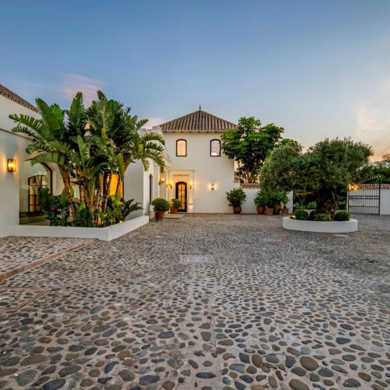 Luxury Villa, Gym, Sea Views & private pool - Villa - 42