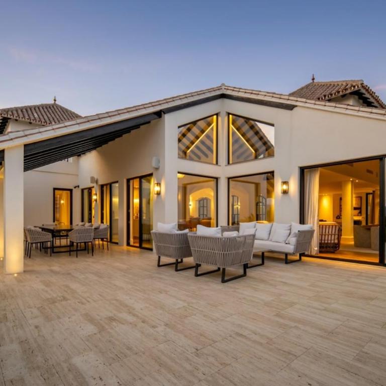 Luxury Villa, Gym, Sea Views & private pool - Villa - 38