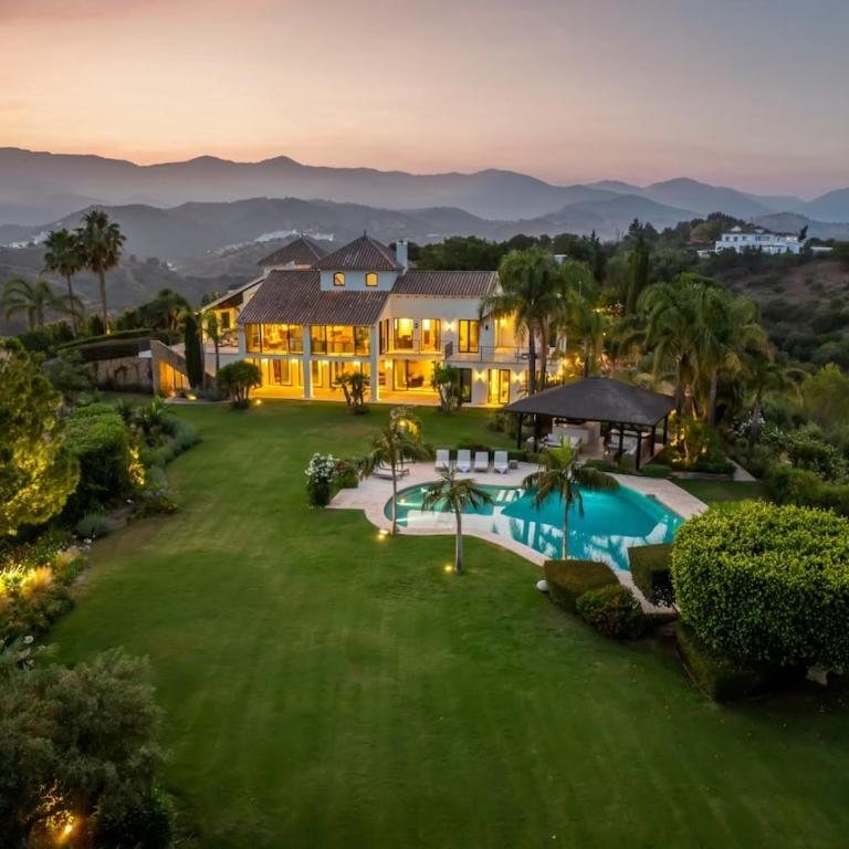 Luxury Villa, Gym, Sea Views & private pool - Villa - 36
