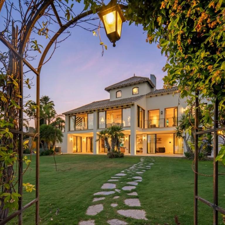 Luxury Villa, Gym, Sea Views & private pool - Villa - 28