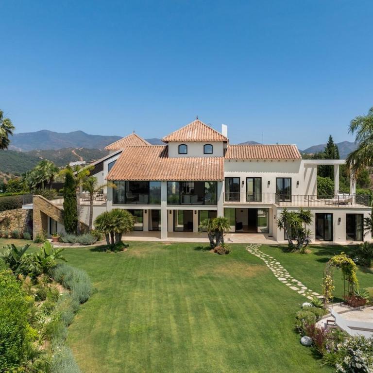 Luxury Villa, Gym, Sea Views & private pool - Villa - 17