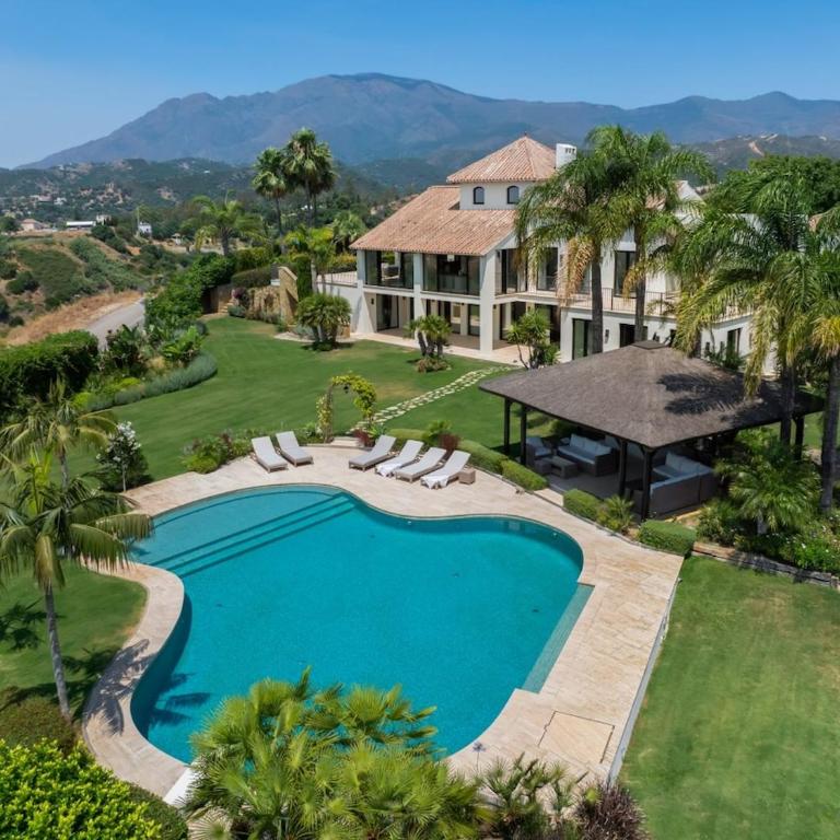Luxury Villa, Gym, Sea Views & private pool - Villa - 19