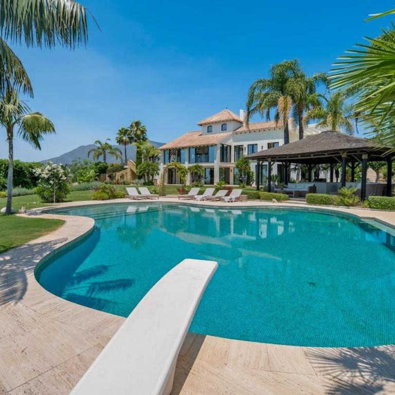 Luxury Villa, Gym, Sea Views & private pool - Villa - 15