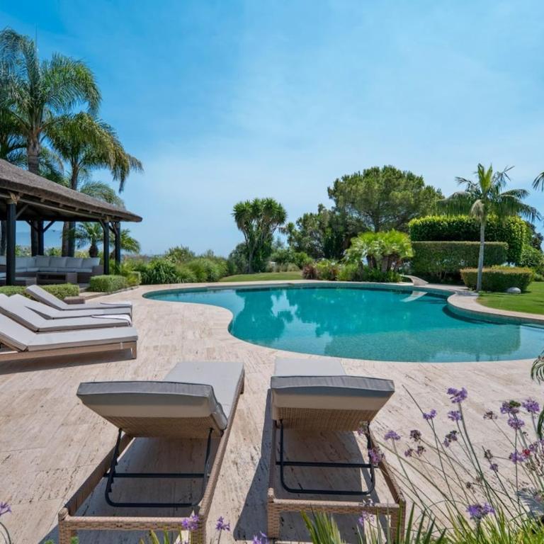 Luxury Villa, Gym, Sea Views & private pool - Villa - 14