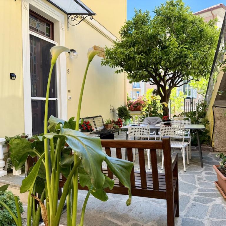 HOST4U - Honey's Home with Balcony and Garden in Imperia City Center - Appartamento con 2 Camere da Letto - 1