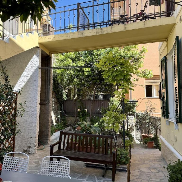 HOST4U - Honey's Home with Balcony and Garden in Imperia City Center - Appartamento con 2 Camere da Letto - 12