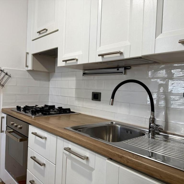 HOST4U - Honey's Home with Balcony and Garden in Imperia City Center - Appartamento con 2 Camere da Letto - 17