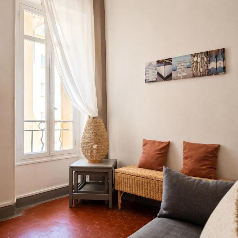 Quiet Cosy Flat Walk to Palais & Beach - One-Bedroom Apartment - 12