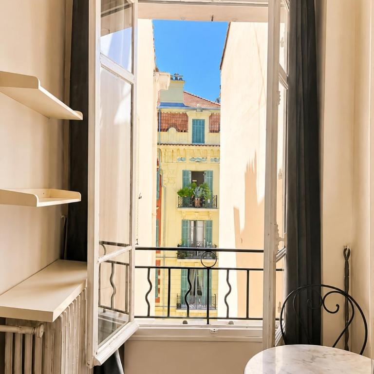 Quiet Cosy Flat Walk to Palais & Beach - One-Bedroom Apartment - 10