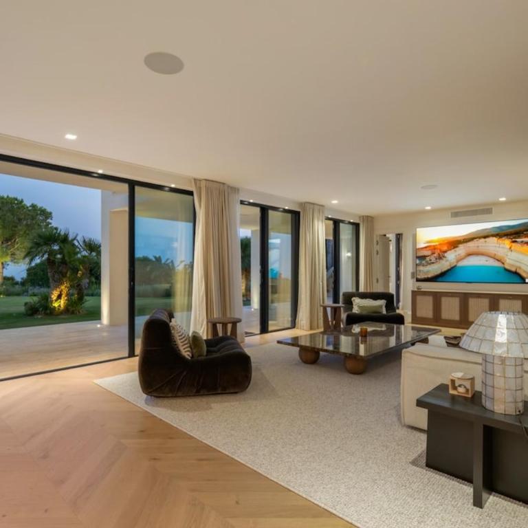 Luxury Villa, Gym, Sea Views & private pool - Villa - 13