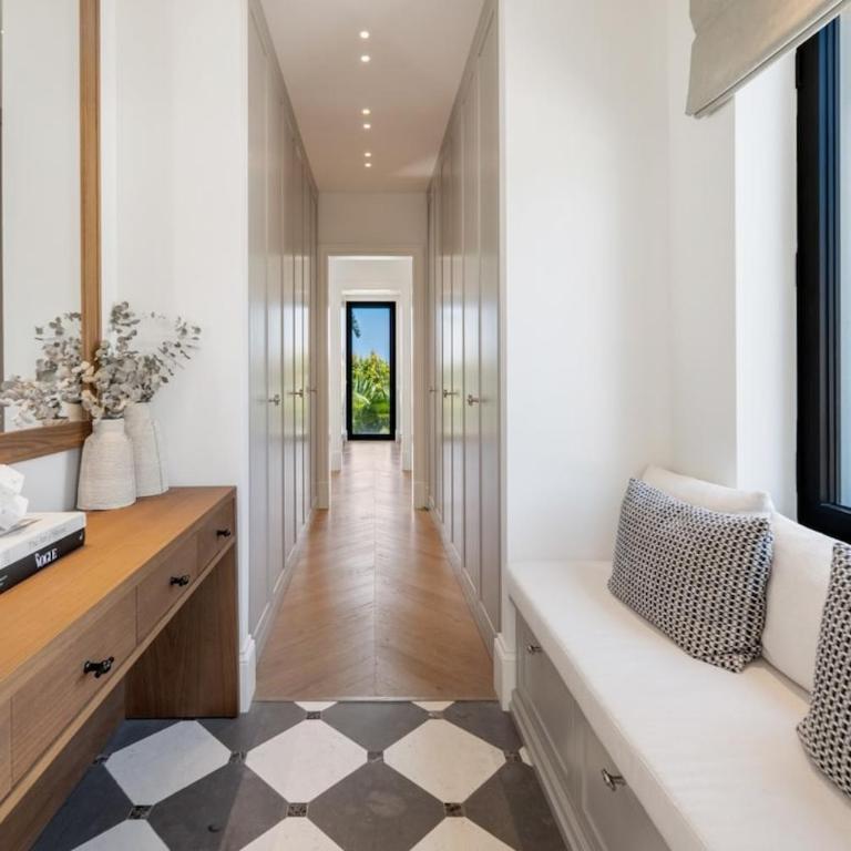 Luxury Villa, Gym, Sea Views & private pool - Villa - 12