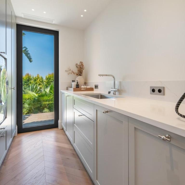 Luxury Villa, Gym, Sea Views & private pool - Villa - 10