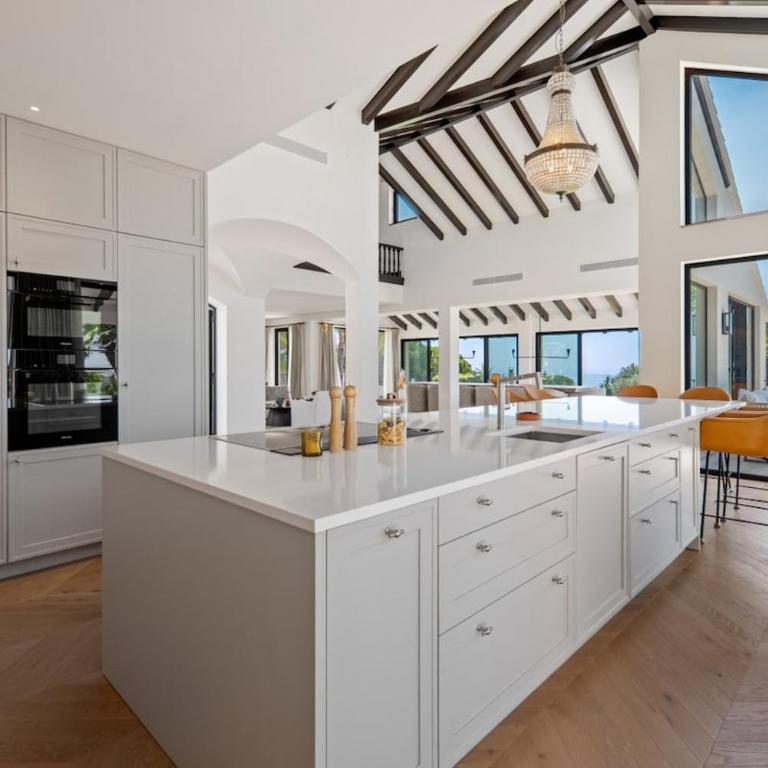 Luxury Villa, Gym, Sea Views & private pool - Villa - 5
