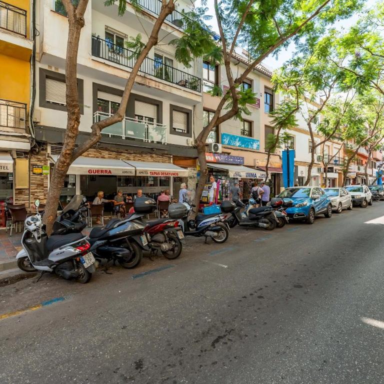 Los Boliches Rooftop Retreat • 1BR Sleeps 3 - Pass the Keys - Apartamento - 24
