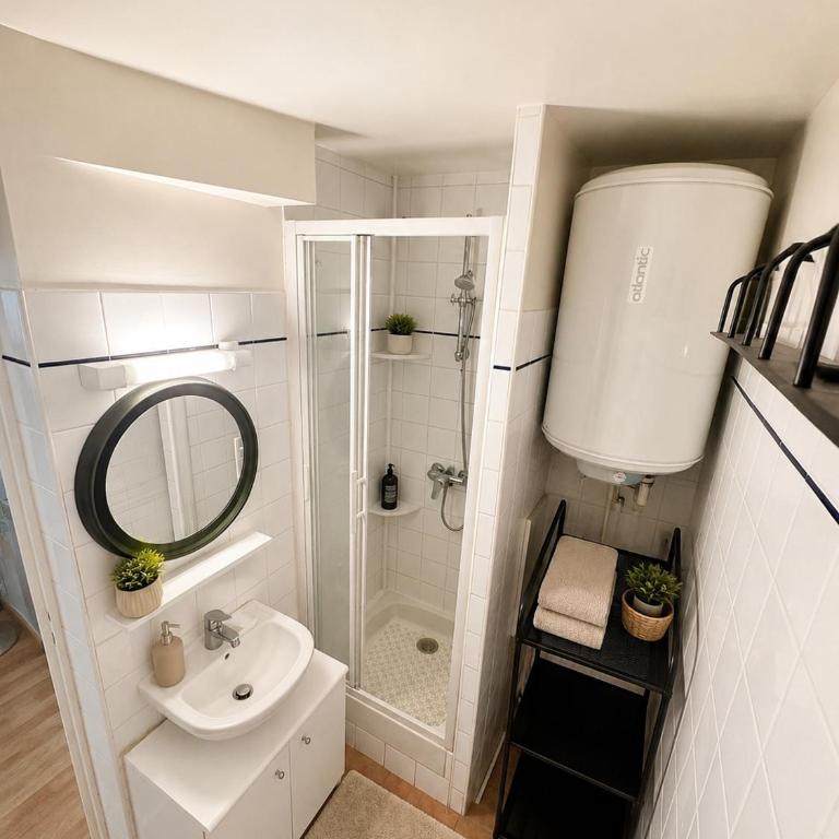 Studio lumineux avec charme parisien - One-Bedroom Apartment - 4