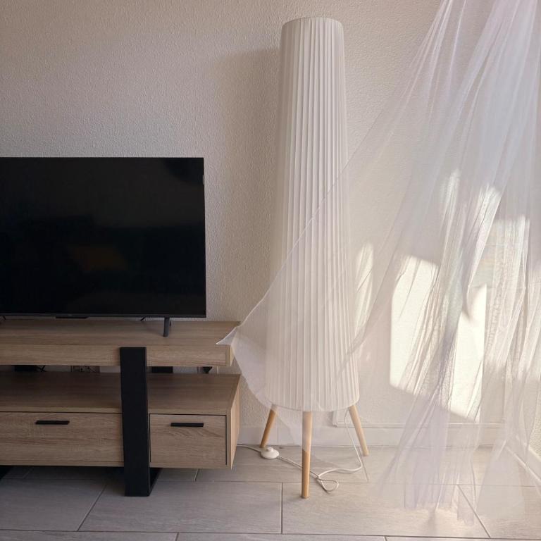 Bright apartment with balcony, pool, and tennis court - Apartamento de 1 dormitorio - 10