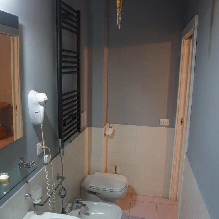 Tarshito Gallery House Roma - Camera Tripla con Bagno Privato - 8