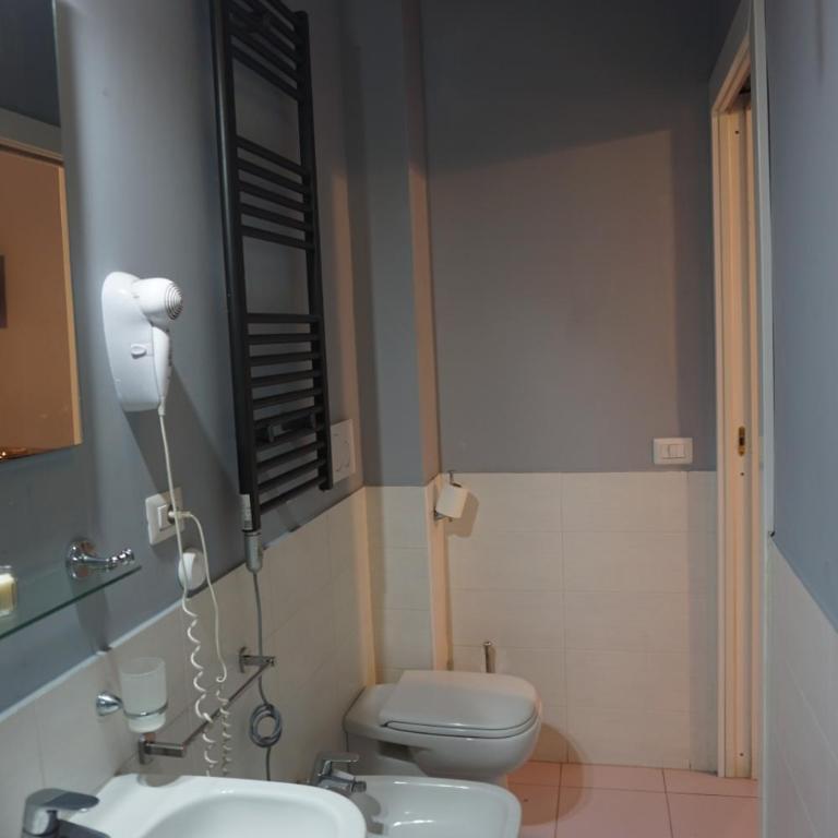 Tarshito Gallery House Roma - Camera Tripla con Bagno Privato - 9