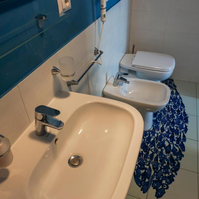 Tarshito Gallery House Roma - Camera Tripla con Bagno Privato - 2