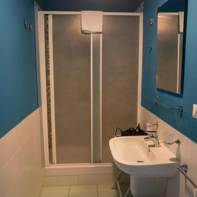 Tarshito Gallery House Roma - Camera Tripla con Bagno Privato - 5