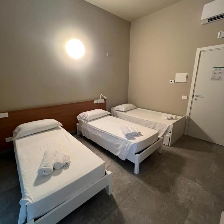 Carro Hostel - Monza Centro - Dormire bene Fare bene Scegli Bene! - Camera Familiare con Bagno Privato - 3