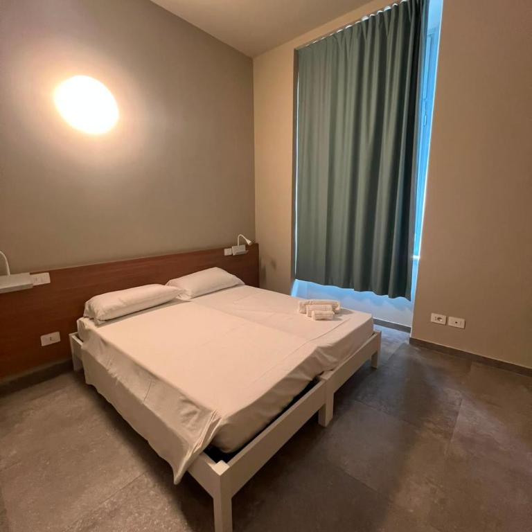 Carro Hostel - Monza Centro - Dormire bene Fare bene Scegli Bene! - Camera Familiare con Bagno Privato - 1