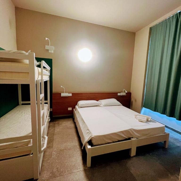 Carro Hostel - Monza Centro - Dormire bene Fare bene Scegli Bene! - Camera Familiare con Bagno Privato - 3