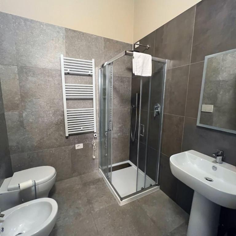 Carro Hostel - Monza Centro - Dormire bene Fare bene Scegli Bene! - Camera Familiare con Bagno Privato - 4