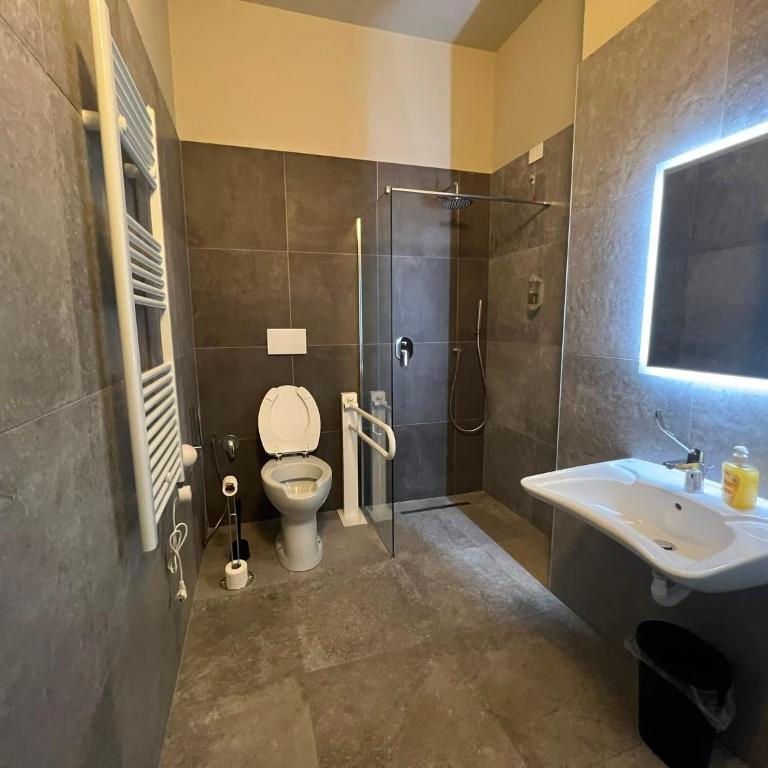 Carro Hostel - Monza Centro - Dormire bene Fare bene Scegli Bene! - Camera Familiare con Bagno Privato - 5