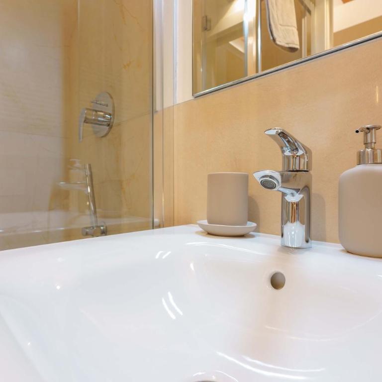 Sotto le Torri by Edera Rooms - Camera King Deluxe - 12
