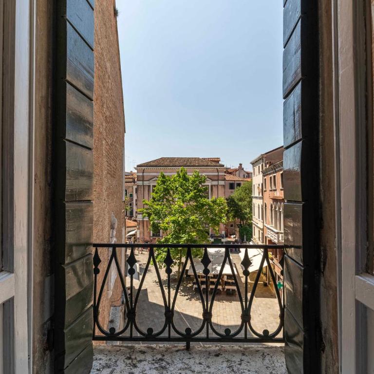 Charming 6-People Stay in Campo Santi Apostoli by Bricola Apartments - Two-Bedroom Apartment - 2