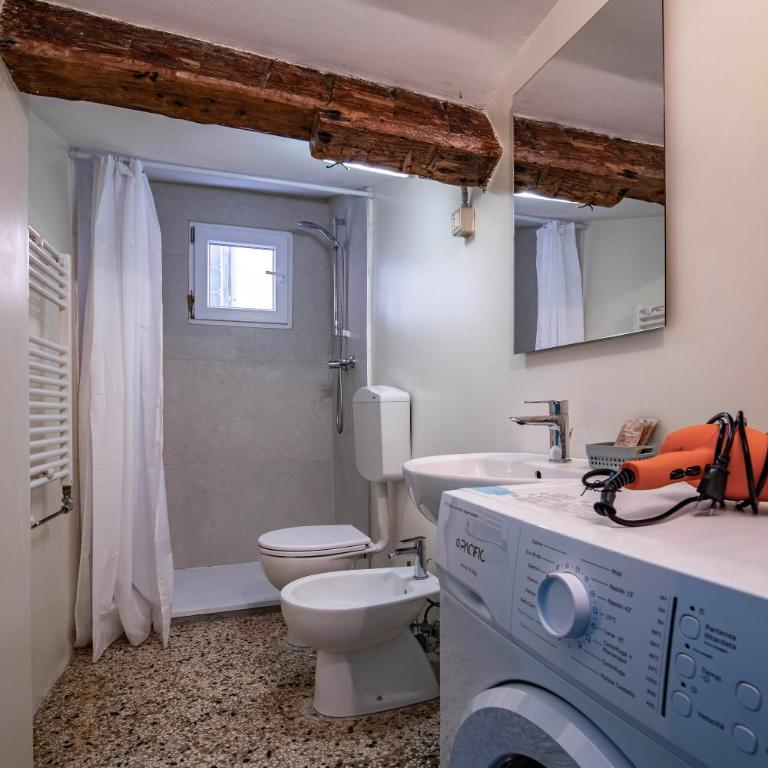 Charming 6-People Stay in Campo Santi Apostoli by Bricola Apartments - Two-Bedroom Apartment - 22