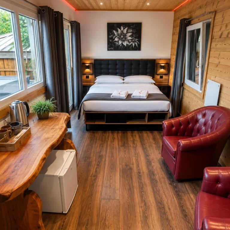 Les chambres et Roulottes des Noisetiers - Chalet - 1
