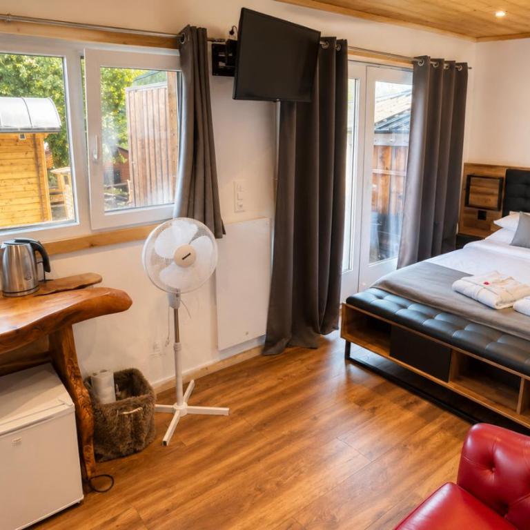 Les chambres et Roulottes des Noisetiers - Chalet - 2