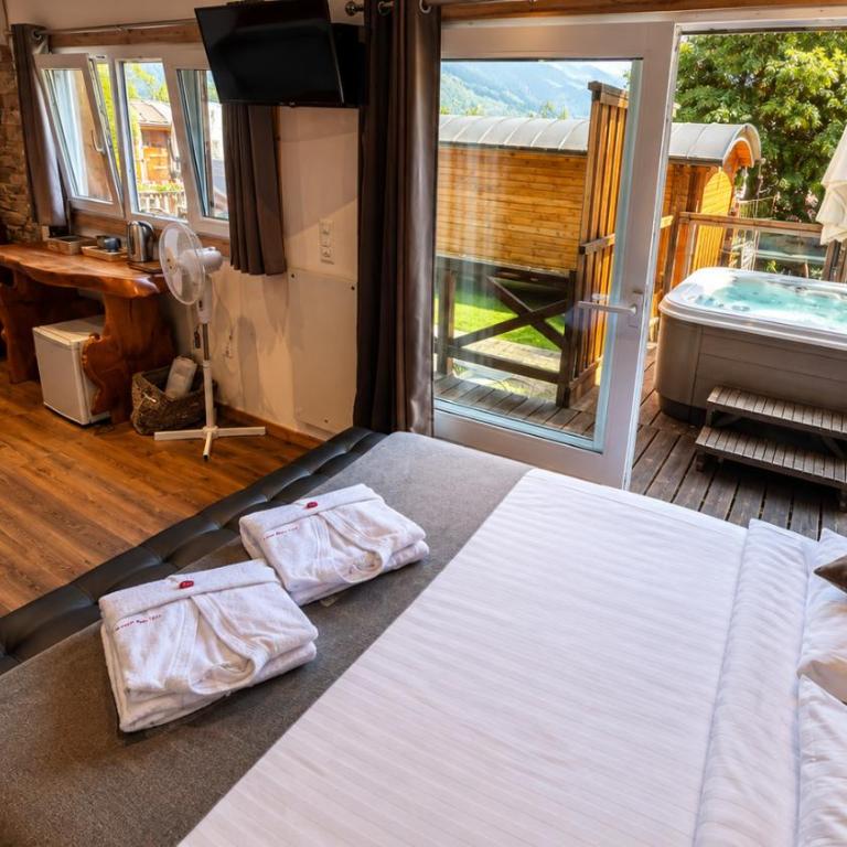 Les chambres et Roulottes des Noisetiers - Chalet - 3