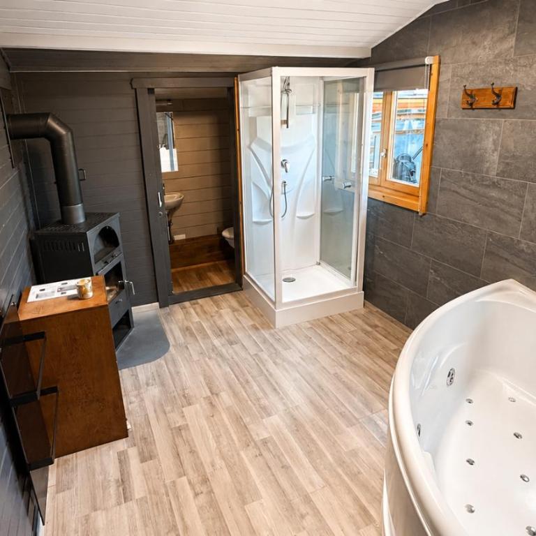 Les chambres et Roulottes des Noisetiers - Chalet - 5