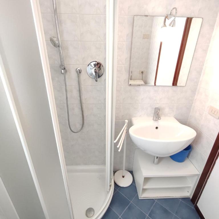 Milano - Appartamento con 2 Camere da Letto, Terrazza e Vista Mare - 10