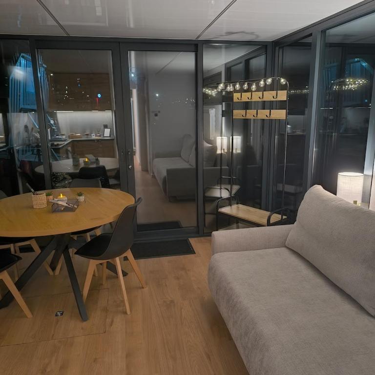 L'Oasis Caennais, péniche sur le port - Casa Mobile - 2