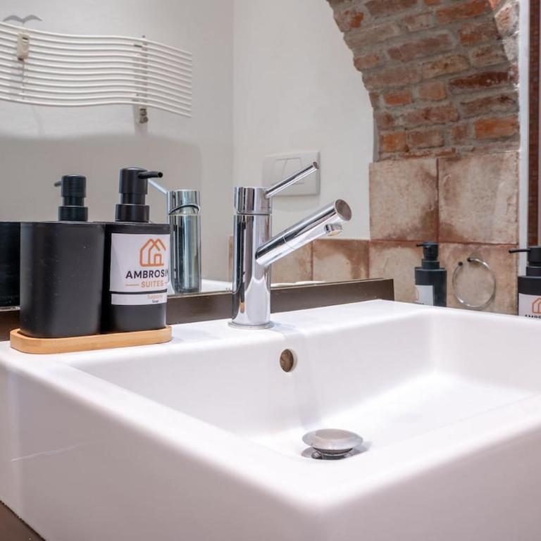 -Centro-Piazza Castello- Luxury Suite for 4 with Wi-Fi - Appartamento con 1 Camera da Letto - 14