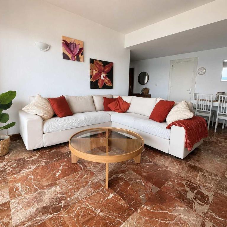 Beachfront 2 Bed Balcony & Sea Views - Apartamento - 1