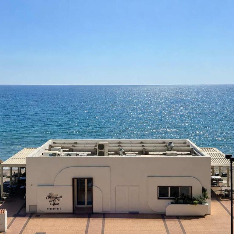 Beachfront 2 Bed Balcony & Sea Views - Apartamento - 2