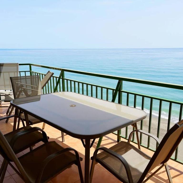 Beachfront 2 Bed Balcony & Sea Views - Apartamento - 3
