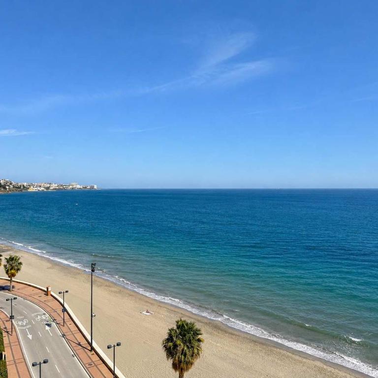 Beachfront 2 Bed Balcony & Sea Views - Apartamento - 4