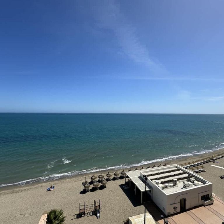 Beachfront 2 Bed Balcony & Sea Views - Apartamento - 5