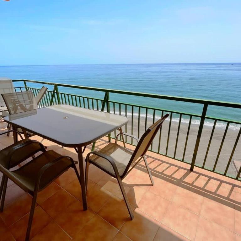 Beachfront 2 Bed Balcony & Sea Views - Apartamento - 6